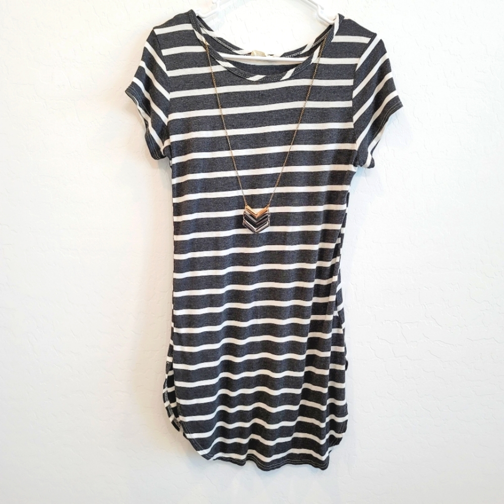 💕 Punc Gray & White Striped Dress with Necklace Size Large
